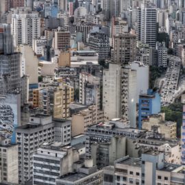 Artigo reflete sobre as dificuldades da habitação no Brasil em tempos de Covid-19